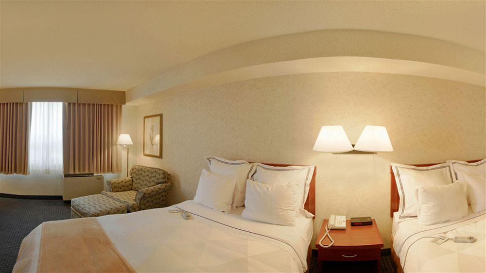 Holiday Inn Hotel & Suites London By Ihg מראה חיצוני תמונה
